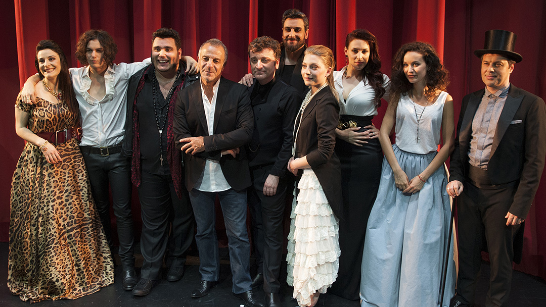 Le Rouge Et Le Noir Decouvrez Un Extrait Du Nouveau Single Maudits Mots D Amour