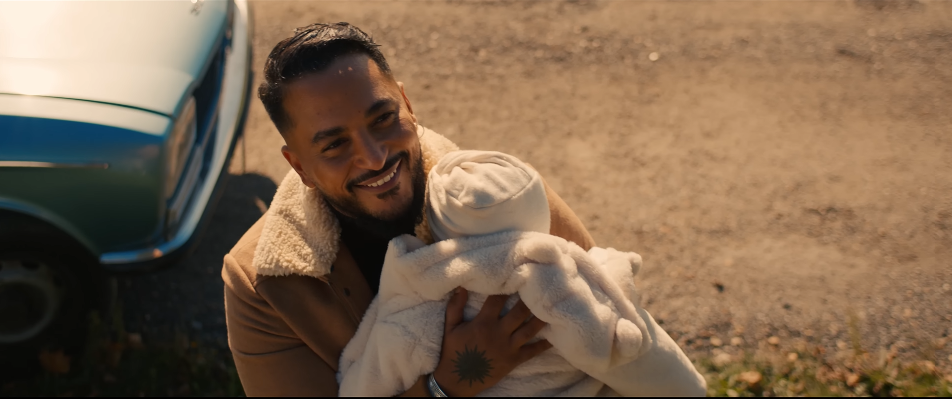 Des Milliers De Je T aime Slimane Pour Sa Fille Slimane dévoile un clip très touchant pour le titre « Des milliers de je t' aime »