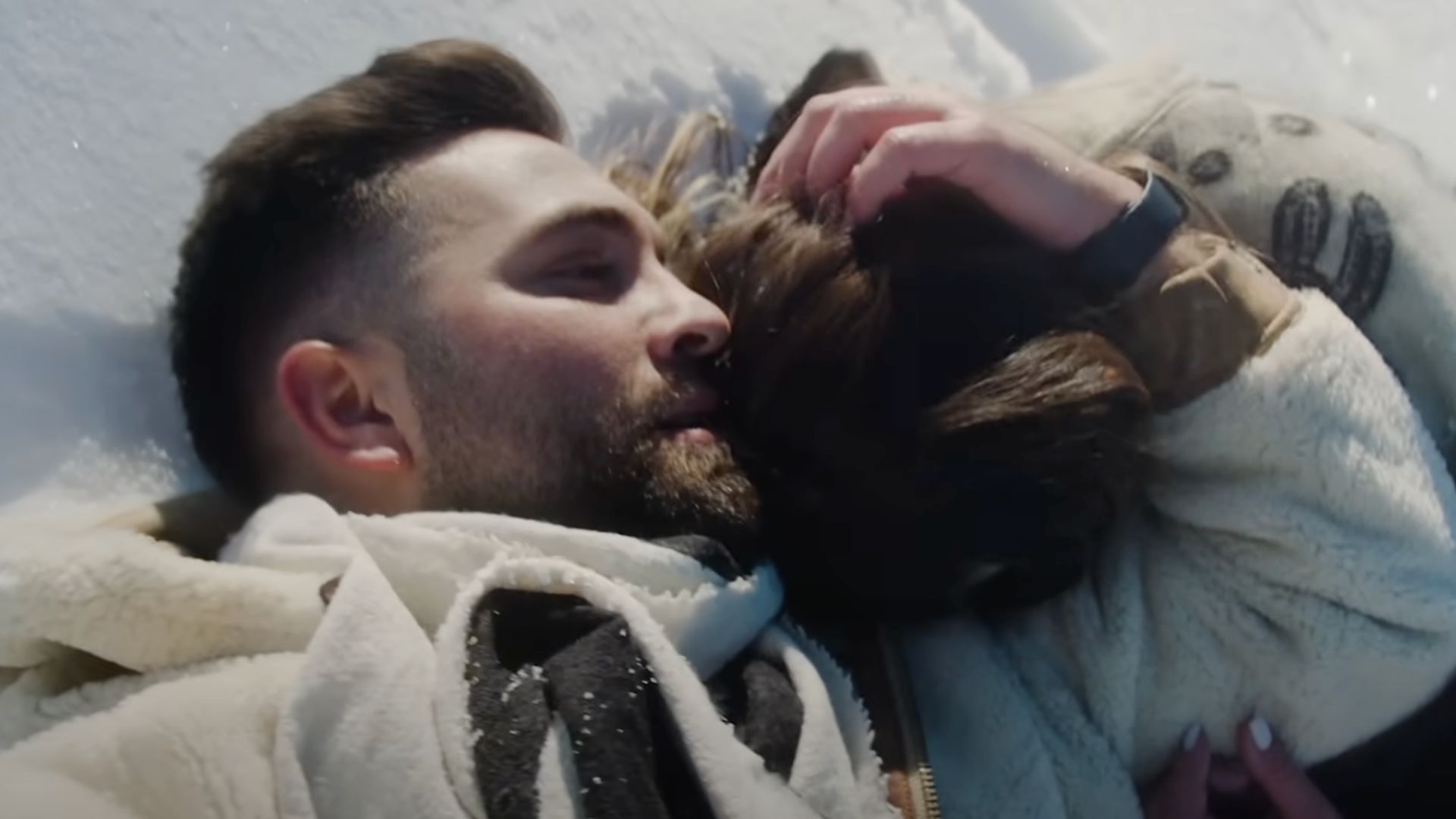 Kendji Girac nous présente sa compagne dans son dernier clip