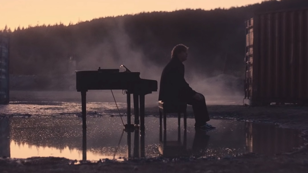 Lewis Capaldi révèle le clip de «Bruises»