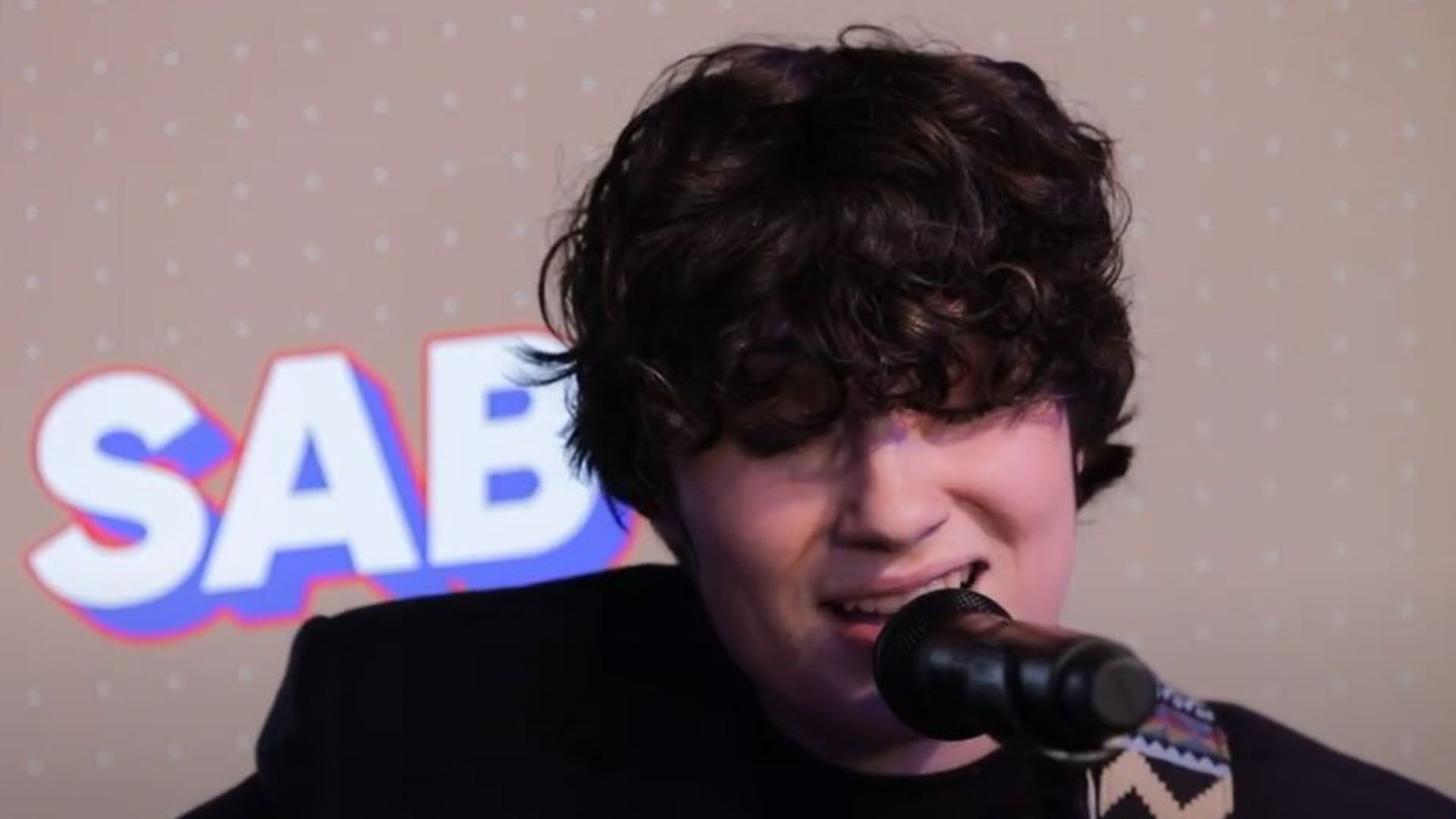 Sab en live avec une reprise de Daniel Balavoine et son dernier single